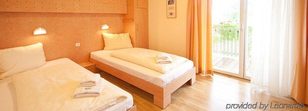 Jufa Hotel Fuerstenfeld Oda fotoğraf